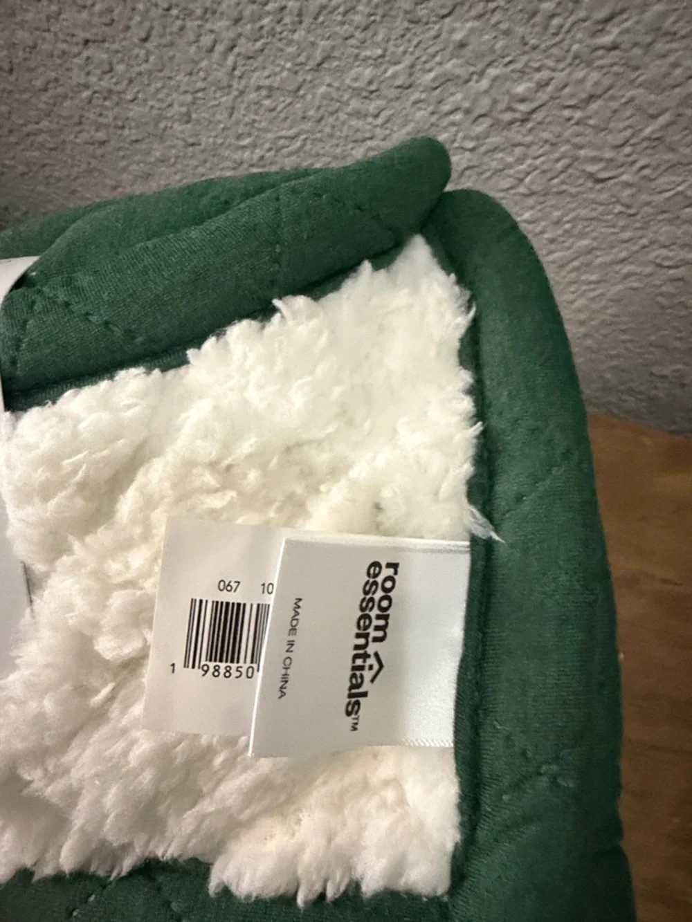 Room Essentials Dark Green Quilted Throw with White Sherpa Lining 50”x60”